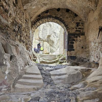 015 L Ingresso E Scavato Direttamente Nella Roccia E Per Il Resto E Realizzato In Conci Regolari Di Pietra Locale E La Chiave Di Volta In Forma Di Losanga E In Pietra Lavica