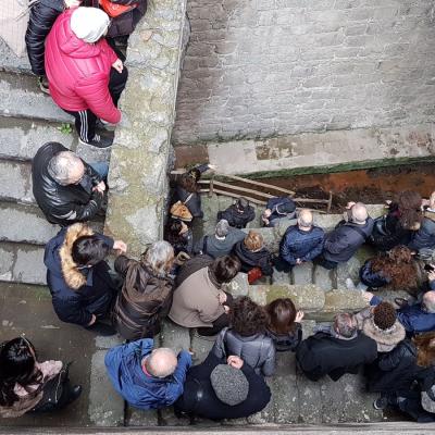 035 Sparsi Sulla Scala Facendo Attenzione A Non Appoggiarsi Alla Ringhiera Pericolante