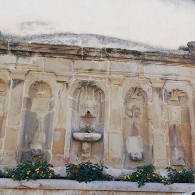 017 La Fontana Dei Leoni Una Delle Piu Antiche Opere Posizionata Davanti Al Museo