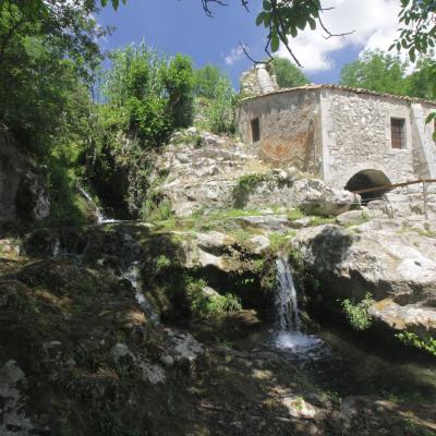 031 E Immerso In Una Valle Incontaminata In Un Luogo Suggestivo Tra Alberi Di Noci E Querce