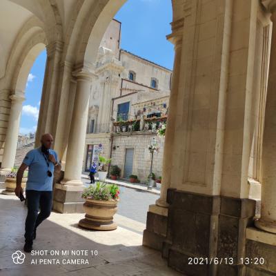 061 Carmelo A Scelto I Portici Per Ripararsi Dal Sole