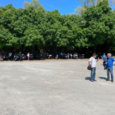 074 Arrivati All Eremo Parcheggiamo Sotto Gli Alberi Per Proteggere Le Bambine