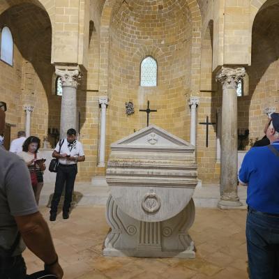 018 Le Arcate Si Innestano Su Quattro Colonne Di Marmo Cipollino E Di Granito Rosso Dotate Di Capitelli Decorati Con Foglie D Acanto