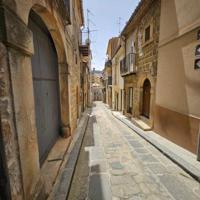 067 Tra Le Vie Dei Borghi Medievali Della Citta